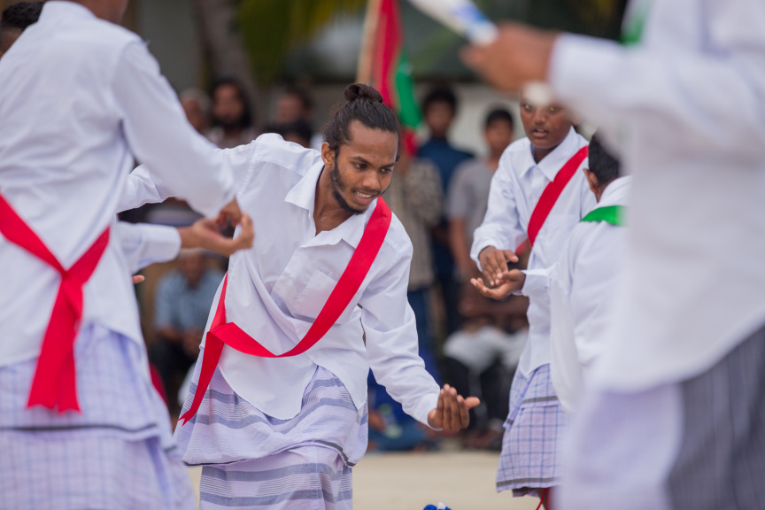 ފީއަލީ އީދު އުފާގެ ތެރެއިން، ދަފި ނެގުން: މި ހަރަކާތުގައި އަންހެނުން އަދި ފިރިހެނުންގެ ދަފި ނެގުން ކުރިއަށް ގެންދިޔަ --- ސަން ފޮޓޯ