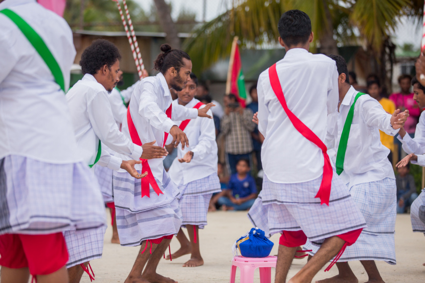 ފީއަލީ އީދު އުފާގެ ތެރެއިން، ދަފި ނެގުން: މި ހަރަކާތުގައި އަންހެނުން އަދި ފިރިހެނުންގެ ދަފި ނެގުން ކުރިއަށް ގެންދިޔަ --- ސަން ފޮޓޯ