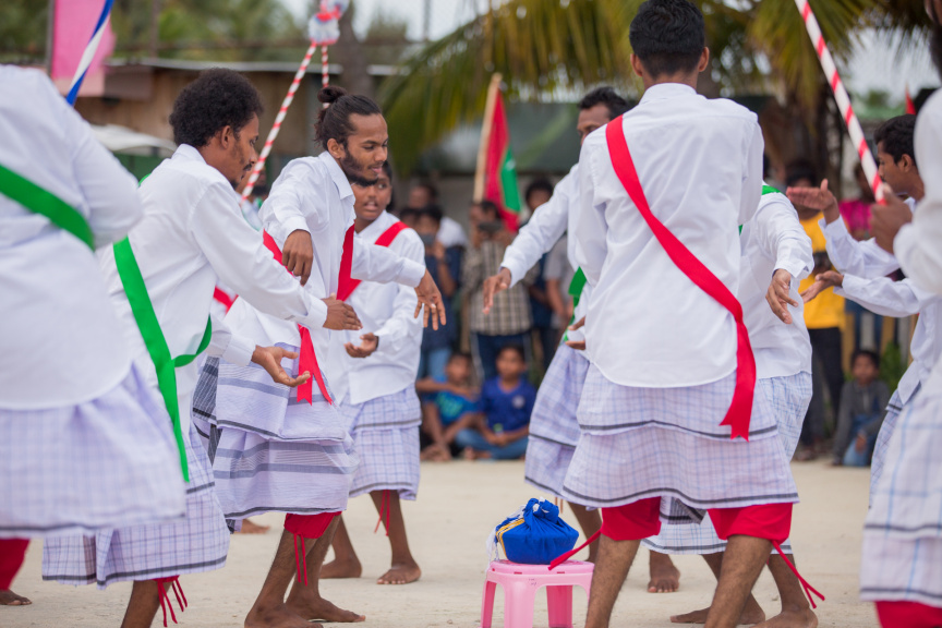 ފީއަލީ އީދު އުފާގެ ތެރެއިން، ދަފި ނެގުން: މި ހަރަކާތުގައި އަންހެނުން އަދި ފިރިހެނުންގެ ދަފި ނެގުން ކުރިއަށް ގެންދިޔަ --- ސަން ފޮޓޯ