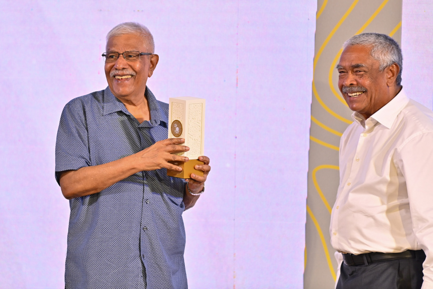 "50 އިޔާޒް އޮފް ޓޫރިޒަމްސް އެވޯޑްސް ބައި މަޓީ" ހަފްލާގެ ތެރެއިން މުހައްމަދު އުމަރު މަނިކު -- ފޮޓޯ/ ރައީސް އޮފީސް