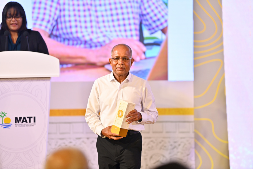 "50 އިޔާޒް އޮފް ޓޫރިޒަމްސް އެވޯޑްސް ބައި މަޓީ" ހަފްލާގެ ތެރެއިން އަހުމަދު ނަޒީރު -- ފޮޓޯ/ ރައީސް އޮފީސް