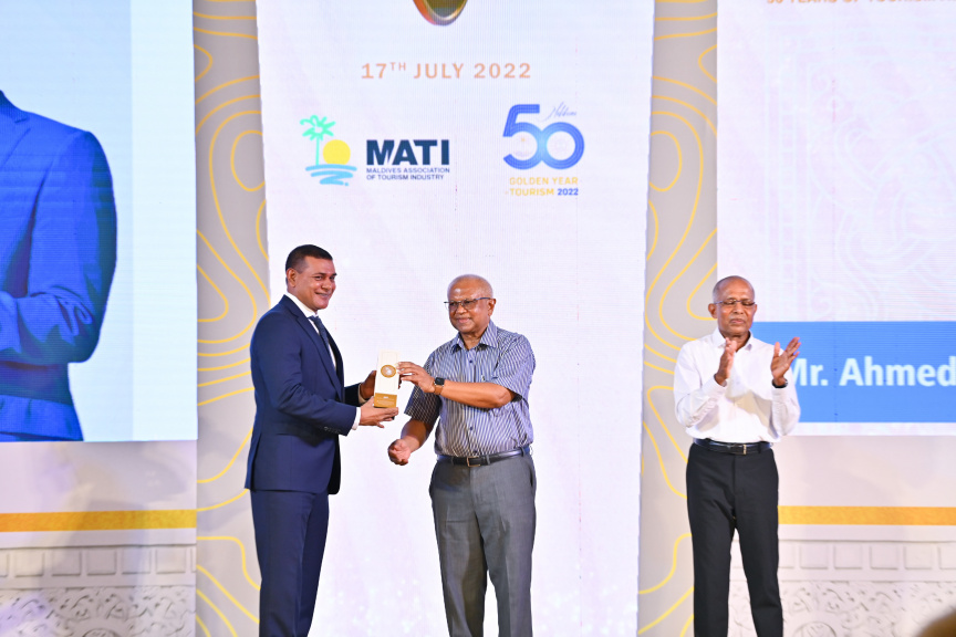 "50 އިޔާޒް އޮފް ޓޫރިޒަމްސް އެވޯޑްސް ބައި މަޓީ" ހަފްލާގެ ތެރެއިން ސަން ސިޔާމް ގުރޫޕުގެ ޗެއާމަން އަހުމަދު ސިޔާމް މުހައްމަދު އިނާމާއި ހަވާލުވަނީ -- ފޮޓޯ/ ރައީސް އޮފީސް