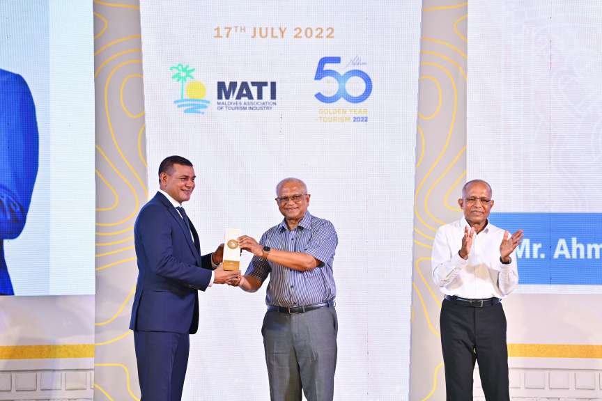 "50 އިޔާޒް އޮފް ޓޫރިޒަމްސް އެވޯޑްސް ބައި މަޓީ" ހަފްލާގެ ތެރެއިން ސަން ސިޔާމް ގުރޫޕުގެ ޗެއާމަން އަހުމަދު ސިޔާމް މުހައްމަދު އިނާމާއި ހަވާލުވަނީ -- ފޮޓޯ/ ރައީސް އޮފީސް