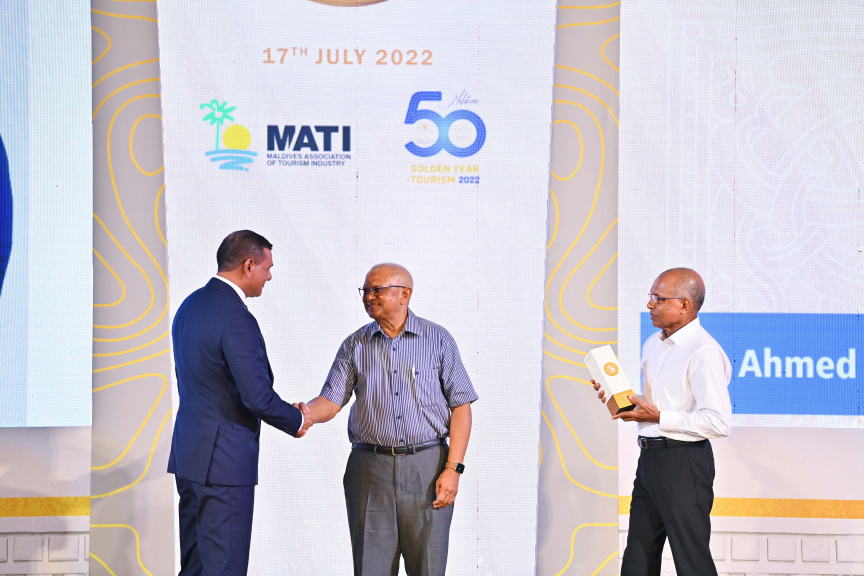 "50 އިޔާޒް އޮފް ޓޫރިޒަމްސް އެވޯޑްސް ބައި މަޓީ" ހަފްލާގެ ތެރެއިން ސަން ސިޔާމް ގުރޫޕުގެ ޗެއާމަން އަހުމަދު ސިޔާމް މުހައްމަދު އިނާމާއި ހަވާލުވަނީ -- ފޮޓޯ/ ރައީސް އޮފީސް