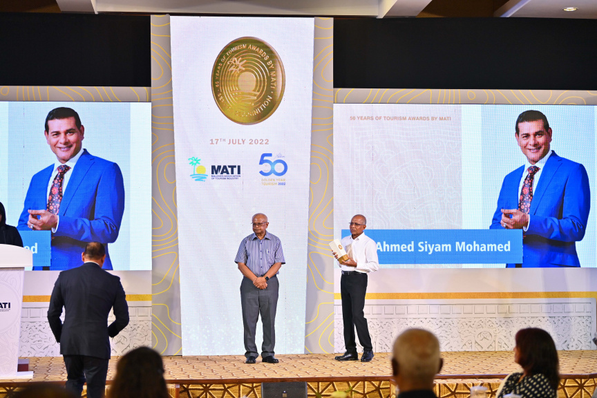 "50 އިޔާޒް އޮފް ޓޫރިޒަމްސް އެވޯޑްސް ބައި މަޓީ" ހަފްލާގެ ތެރެއިން ސަން ސިޔާމް ގުރޫޕުގެ ޗެއާމަން އަހުމަދު ސިޔާމް މުހައްމަދު އިނާމާއި ހަވާލުވަނީ -- ފޮޓޯ/ ރައީސް އޮފީސް