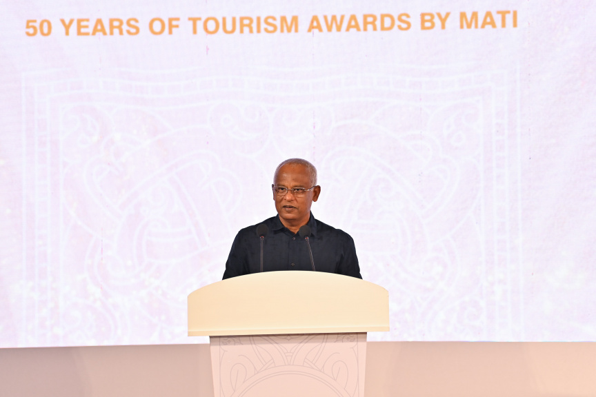 "50 އިޔާޒް އޮފް ޓޫރިޒަމްސް އެވޯޑްސް ބައި މަޓީ" ހަފްލާގެ ތެރެއިން ރައީސުލްޖުމްހޫރިއްޔާ އިބްރާހިމް މުހައްމަދު ސާލިހް ވާހަކަފުޅުދައްކަވަނީ -- ފޮޓޯ/ ރައީސް އޮފީސް