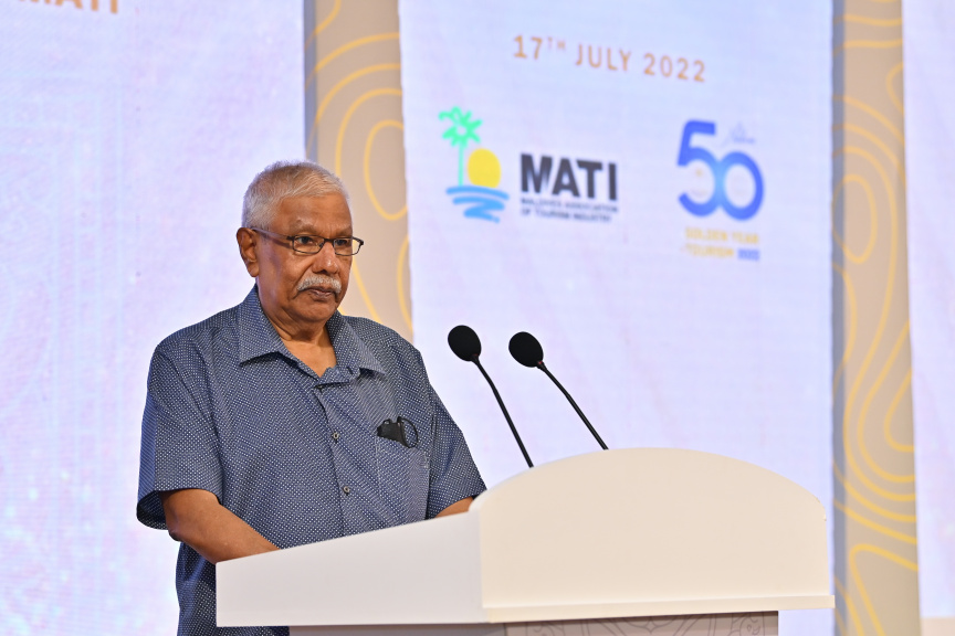 "50 އިޔާޒް އޮފް ޓޫރިޒަމްސް އެވޯޑްސް ބައި މަޓީ" ހަފްލާގެ ތެރެއިން މުހައްމަދު އުމަރު މަނިކު ވާހަކަދައްކަވަނީ -- ފޮޓޯ/ ރައީސް އޮފީސް