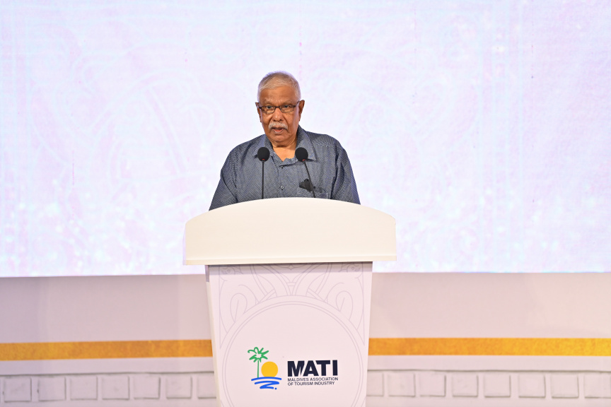 "50 އިޔާޒް އޮފް ޓޫރިޒަމްސް އެވޯޑްސް ބައި މަޓީ" ހަފްލާގެ ތެރެއިން މުހައްމަދު އުމަރު މަނިކު ވާހަކަދައްކަވަނީ -- ފޮޓޯ/ ރައީސް އޮފީސް