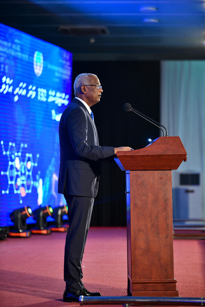 މޯލްޑިވްސް ކަސްޓަމް ސާރވިސްގެ 132 ވަނަ އަހަރީ ހަފްލާގެ ތެރެއިން ރައީސް އިބްރާހީމް މުޙައްމަދު ޞާލިޙު ވާހަކަފުޅުދައްކަވަނީ -- ސަން ފޮޓޯ/ މުހައްމަދު ހައްޔާން