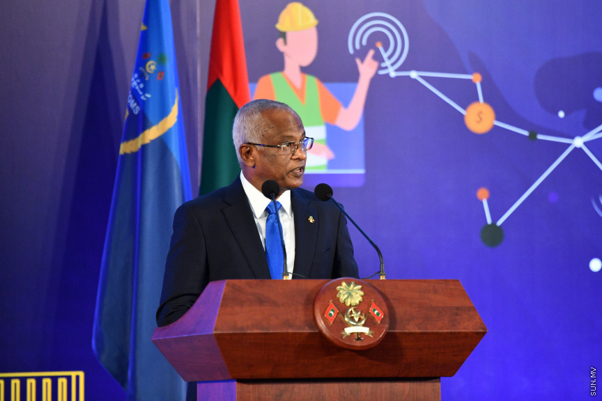 މޯލްޑިވްސް ކަސްޓަމް ސާރވިސްގެ 132 ވަނަ އަހަރީ ހަފްލާގެ ތެރެއިން ރައީސް އިބްރާހީމް މުޙައްމަދު ޞާލިޙު ވާހަކަފުޅުދައްކަވަނީ -- ސަން ފޮޓޯ/ މުހައްމަދު ހައްޔާން