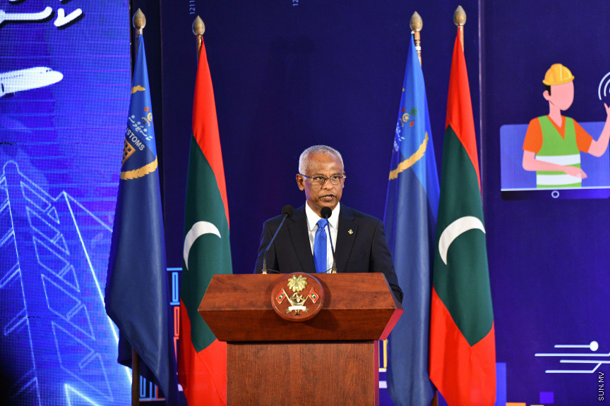 މޯލްޑިވްސް ކަސްޓަމް ސާރވިސްގެ 132 ވަނަ އަހަރީ ހަފްލާގެ ތެރެއިން ރައީސް އިބްރާހީމް މުޙައްމަދު ޞާލިޙު ވާހަކަފުޅުދައްކަވަނީ -- ސަން ފޮޓޯ/ މުހައްމަދު ހައްޔާން