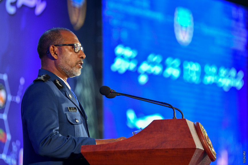 މޯލްޑިވްސް ކަސްޓަމް ސާރވިސްގެ 132 ވަނަ އަހަރީ ހަފްލާގެ ތެރެއިން ކޮމިޝަނަރ ޖެނެރަލް އޮފް ކަސްޓަމްސް އަބްދުﷲ ޝަރީފް ވާހަކަދައްކަވަނީ -- ސަން ފޮޓޯ/ މުހައްމަދު ހައްޔާން