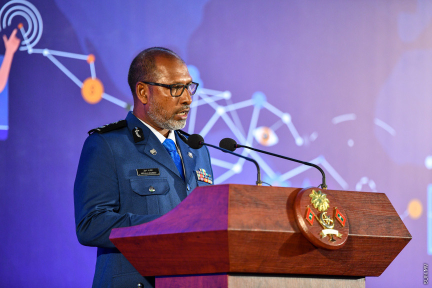 މޯލްޑިވްސް ކަސްޓަމް ސާރވިސްގެ 132 ވަނަ އަހަރީ ހަފްލާގެ ތެރެއިން ކޮމިޝަނަރ ޖެނެރަލް އޮފް ކަސްޓަމްސް އަބްދުﷲ ޝަރީފް ވާހަކަދައްކަވަނީ -- ސަން ފޮޓޯ/ މުހައްމަދު ހައްޔާން