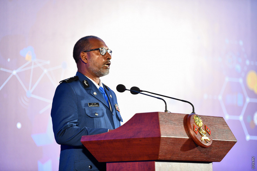 މޯލްޑިވްސް ކަސްޓަމް ސާރވިސްގެ 132 ވަނަ އަހަރީ ހަފްލާގެ ތެރެއިން ކޮމިޝަނަރ ޖެނެރަލް އޮފް ކަސްޓަމްސް އަބްދުﷲ ޝަރީފް ވާހަކަދައްކަވަނީ -- ސަން ފޮޓޯ/ މުހައްމަދު ހައްޔާން