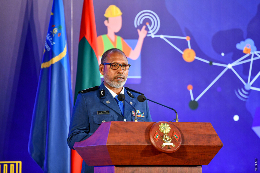 މޯލްޑިވްސް ކަސްޓަމް ސާރވިސްގެ 132 ވަނަ އަހަރީ ހަފްލާގެ ތެރެއިން ކޮމިޝަނަރ ޖެނެރަލް އޮފް ކަސްޓަމްސް އަބްދުﷲ ޝަރީފް ވާހަކަދައްކަވަނީ -- ސަން ފޮޓޯ/ މުހައްމަދު ހައްޔާން