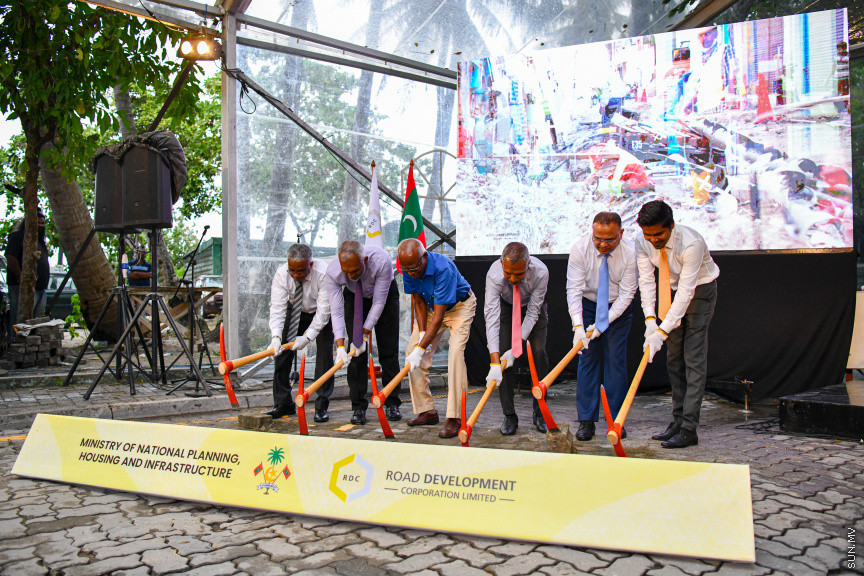 އަމީނީމަގު ޒަމާނީ ފެންވަރަށް ތަރައްގީ ކުރުމުގެ މަސައްކަތް ފެށުމުގެ ރަސްމިއްޔާތުގެ ތެރެއިން -- ސަން ފޮޓޯ