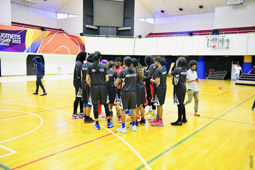 ސާބާ ވިމެންސް ޗެމްޕިއަންޝިޕް 2022 އަށް ތައްޔާރުވަމުންދާ ދިވެހި ގައުމީ ޓީމާ ބައްދަލުކުރައްވައި ނައިބު ރައީސް ބައްދަލުކުރައްވަނީ --- ސަން ފޮޓޯ/ މުހައްމަދު ނާއިލް ހުސައިން