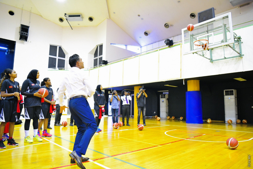 ސާބާ ވިމެންސް ޗެމްޕިއަންޝިޕް 2022 އަށް ތައްޔާރުވަމުންދާ ދިވެހި ގައުމީ ޓީމާ ބައްދަލުކުރައްވައި ނައިބު ރައީސް ބައްދަލުކުރައްވަނީ --- ސަން ފޮޓޯ/ މުހައްމަދު ނާއިލް ހުސައިން