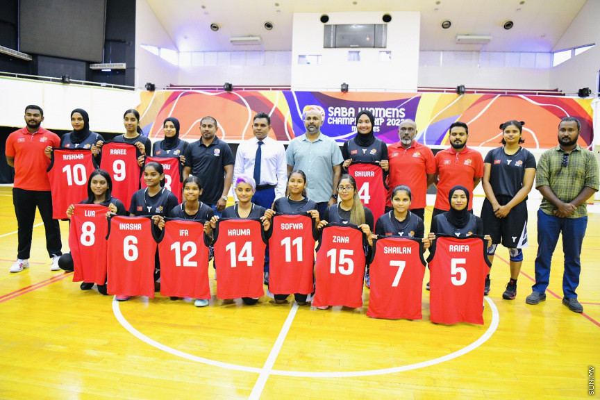 ސާބާ ވިމެންސް ޗެމްޕިއަންޝިޕް 2022 އަށް ތައްޔާރުވަމުންދާ ދިވެހި ގައުމީ ޓީމާ ބައްދަލުކުރައްވައި ނައިބު ރައީސް ޖާޒީ ހަވާލުކޮށްދެއްވަނީ --- ސަން ފޮޓޯ/ މުހައްމަދު ނާއިލް ހުސައިން