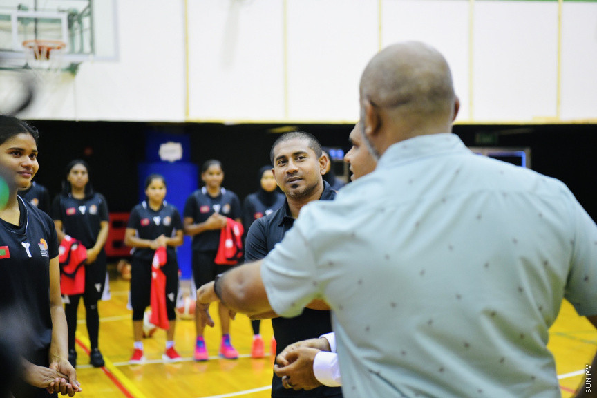 ސާބާ ވިމެންސް ޗެމްޕިއަންޝިޕް 2022 އަށް ތައްޔާރުވަމުންދާ ދިވެހި ގައުމީ ޓީމާ ބައްދަލުކުރައްވައި ނައިބު ރައީސް ބައްދަލުކުރައްވަނީ --- ސަން ފޮޓޯ/ މުހައްމަދު ނާއިލް ހުސައިން