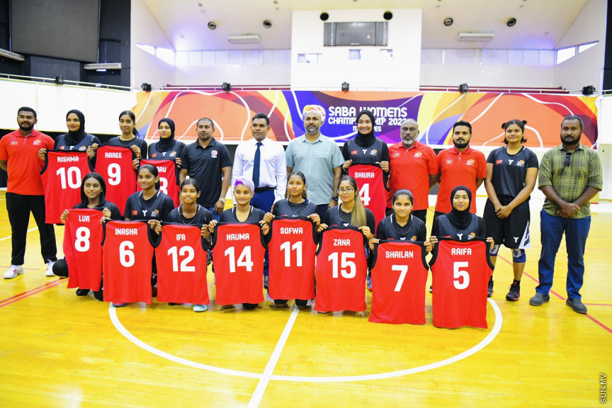 ސާބާ ވިމެންސް ޗެމްޕިއަންޝިޕް 2022 އަށް ތައްޔާރުވަމުންދާ ދިވެހި ގައުމީ ޓީމާ ބައްދަލުކުރައްވައި ނައިބު ރައީސް ޖާޒީ ހަވާލުކޮށްދެއްވަނީ --- ސަން ފޮޓޯ/ މުހައްމަދު ނާއިލް ހުސައިން