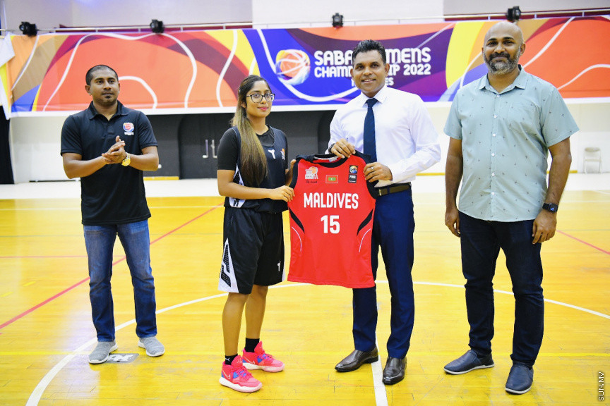 ސާބާ ވިމެންސް ޗެމްޕިއަންޝިޕް 2022 އަށް ތައްޔާރުވަމުންދާ ދިވެހި ގައުމީ ޓީމާ ބައްދަލުކުރައްވައި ނައިބު ރައީސް ޖާޒީ ހަވާލުކޮށްދެއްވަނީ --- ސަން ފޮޓޯ/ މުހައްމަދު ނާއިލް ހުސައިން