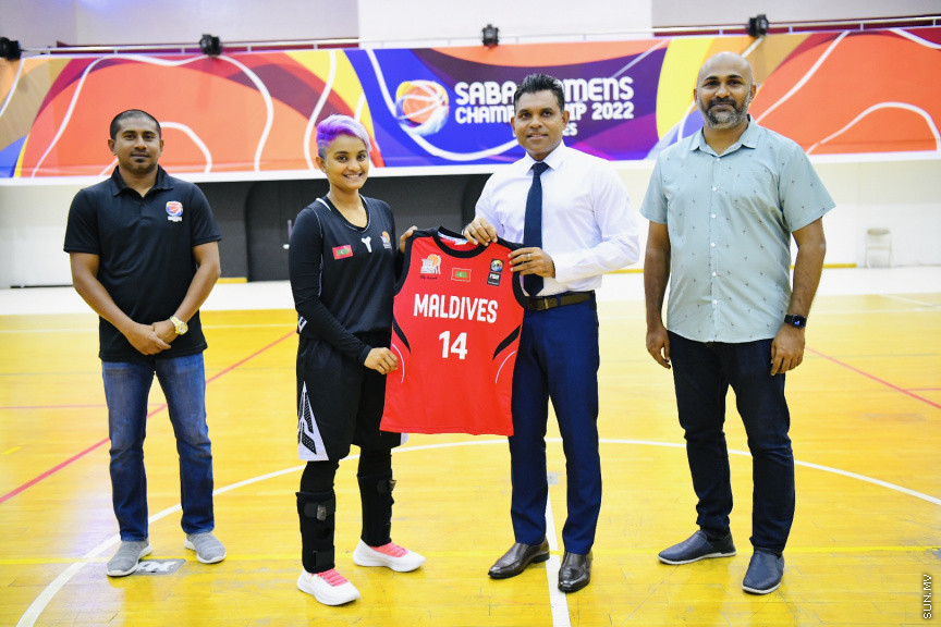 ސާބާ ވިމެންސް ޗެމްޕިއަންޝިޕް 2022 އަށް ތައްޔާރުވަމުންދާ ދިވެހި ގައުމީ ޓީމާ ބައްދަލުކުރައްވައި ނައިބު ރައީސް ޖާޒީ ހަވާލުކޮށްދެއްވަނީ --- ސަން ފޮޓޯ/ މުހައްމަދު ނާއިލް ހުސައިން