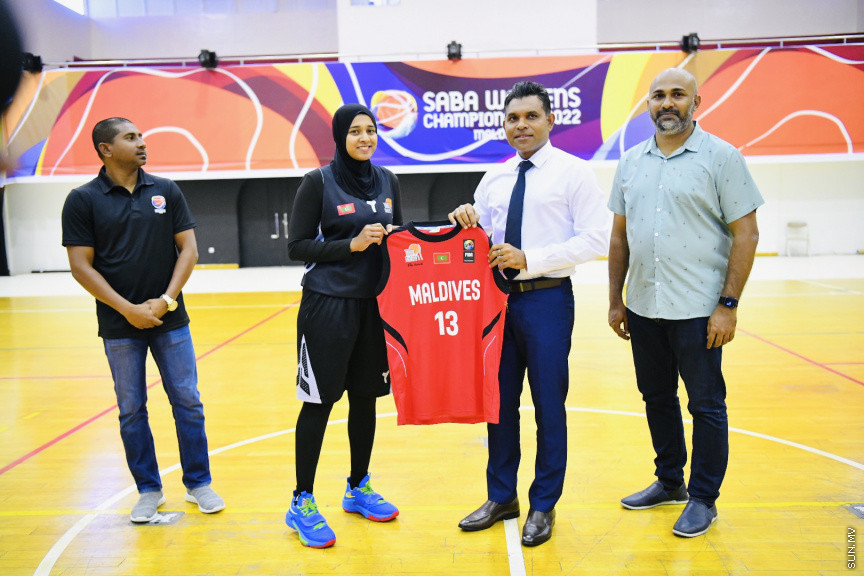 ސާބާ ވިމެންސް ޗެމްޕިއަންޝިޕް 2022 އަށް ތައްޔާރުވަމުންދާ ދިވެހި ގައުމީ ޓީމާ ބައްދަލުކުރައްވައި ނައިބު ރައީސް ޖާޒީ ހަވާލުކޮށްދެއްވަނީ --- ސަން ފޮޓޯ/ މުހައްމަދު ނާއިލް ހުސައިން