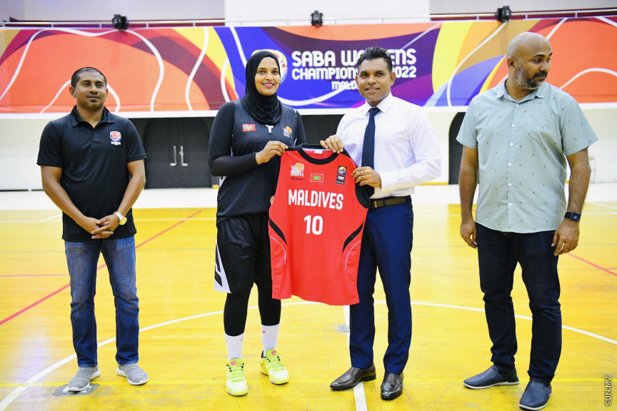 ސާބާ ވިމެންސް ޗެމްޕިއަންޝިޕް 2022 އަށް ތައްޔާރުވަމުންދާ ދިވެހި ގައުމީ ޓީމާ ބައްދަލުކުރައްވައި ނައިބު ރައީސް ޖާޒީ ހަވާލުކޮށްދެއްވަނީ --- ސަން ފޮޓޯ/ މުހައްމަދު ނާއިލް ހުސައިން