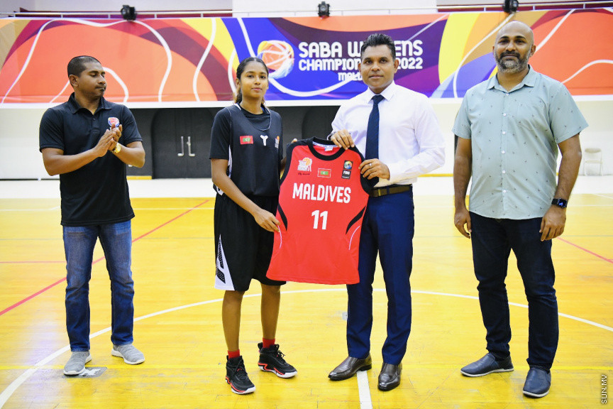 ސާބާ ވިމެންސް ޗެމްޕިއަންޝިޕް 2022 އަށް ތައްޔާރުވަމުންދާ ދިވެހި ގައުމީ ޓީމާ ބައްދަލުކުރައްވައި ނައިބު ރައީސް ޖާޒީ ހަވާލުކޮށްދެއްވަނީ --- ސަން ފޮޓޯ/ މުހައްމަދު ނާއިލް ހުސައިން