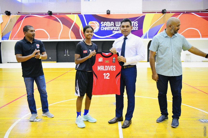 ސާބާ ވިމެންސް ޗެމްޕިއަންޝިޕް 2022 އަށް ތައްޔާރުވަމުންދާ ދިވެހި ގައުމީ ޓީމާ ބައްދަލުކުރައްވައި ނައިބު ރައީސް ޖާޒީ ހަވާލުކޮށްދެއްވަނީ --- ސަން ފޮޓޯ/ މުހައްމަދު ނާއިލް ހުސައިން