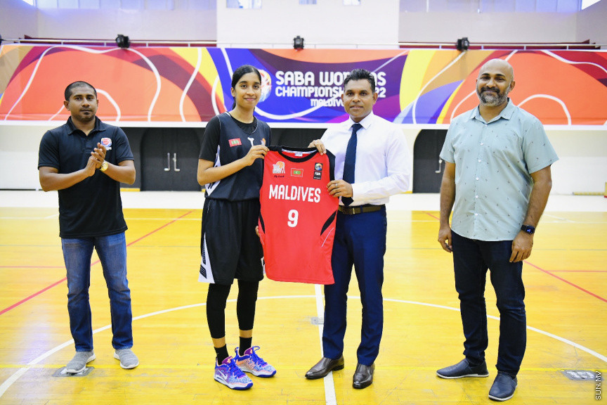 ސާބާ ވިމެންސް ޗެމްޕިއަންޝިޕް 2022 އަށް ތައްޔާރުވަމުންދާ ދިވެހި ގައުމީ ޓީމާ ބައްދަލުކުރައްވައި ނައިބު ރައީސް ޖާޒީ ހަވާލުކޮށްދެއްވަނީ --- ސަން ފޮޓޯ/ މުހައްމަދު ނާއިލް ހުސައިން