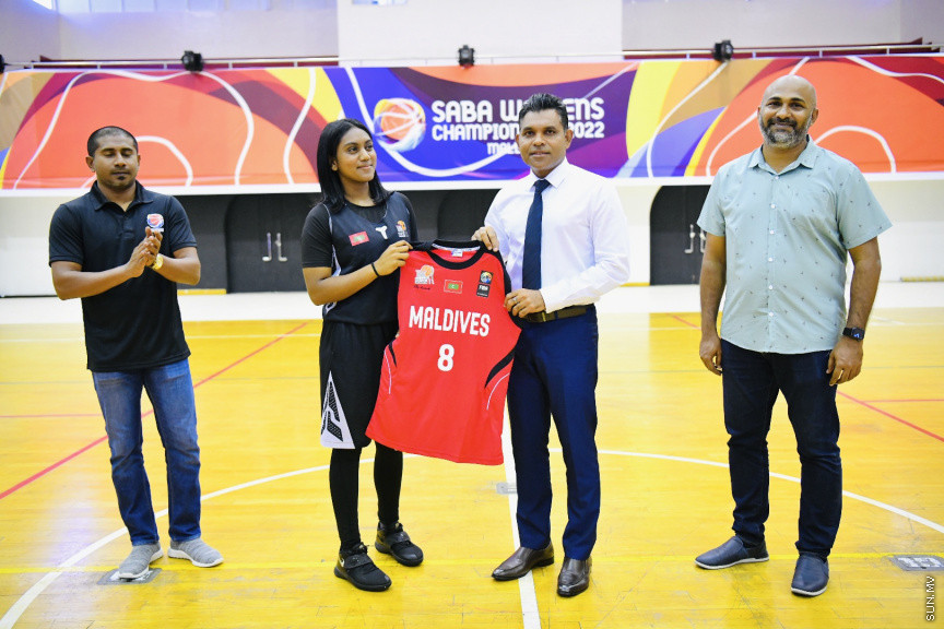 ސާބާ ވިމެންސް ޗެމްޕިއަންޝިޕް 2022 އަށް ތައްޔާރުވަމުންދާ ދިވެހި ގައުމީ ޓީމާ ބައްދަލުކުރައްވައި ނައިބު ރައީސް ޖާޒީ ހަވާލުކޮށްދެއްވަނީ --- ސަން ފޮޓޯ/ މުހައްމަދު ނާއިލް ހުސައިން