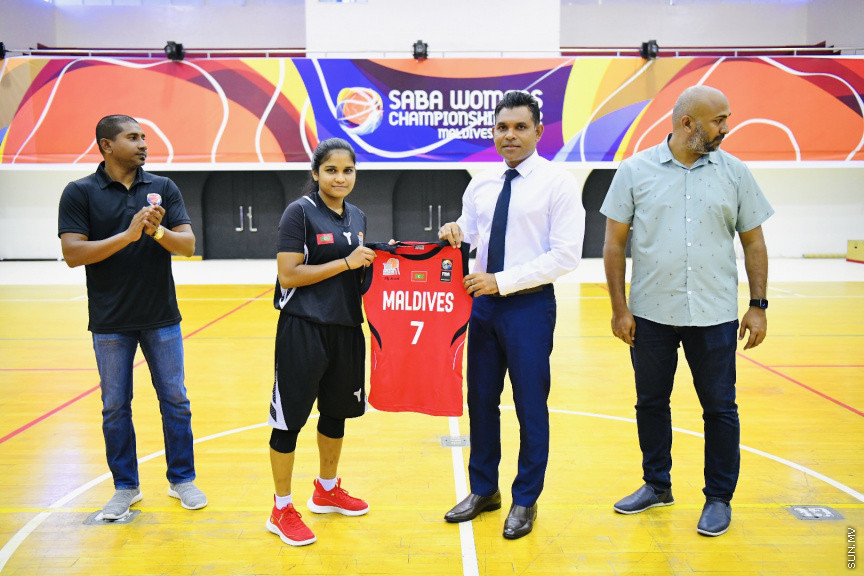 ސާބާ ވިމެންސް ޗެމްޕިއަންޝިޕް 2022 އަށް ތައްޔާރުވަމުންދާ ދިވެހި ގައުމީ ޓީމާ ބައްދަލުކުރައްވައި ނައިބު ރައީސް ޖާޒީ ހަވާލުކޮށްދެއްވަނީ --- ސަން ފޮޓޯ/ މުހައްމަދު ނާއިލް ހުސައިން