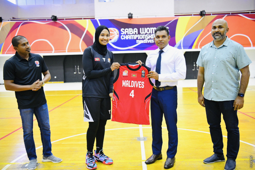 ސާބާ ވިމެންސް ޗެމްޕިއަންޝިޕް 2022 އަށް ތައްޔާރުވަމުންދާ ދިވެހި ގައުމީ ޓީމާ ބައްދަލުކުރައްވައި ނައިބު ރައީސް ޖާޒީ ހަވާލުކޮށްދެއްވަނީ --- ސަން ފޮޓޯ/ މުހައްމަދު ނާއިލް ހުސައިން