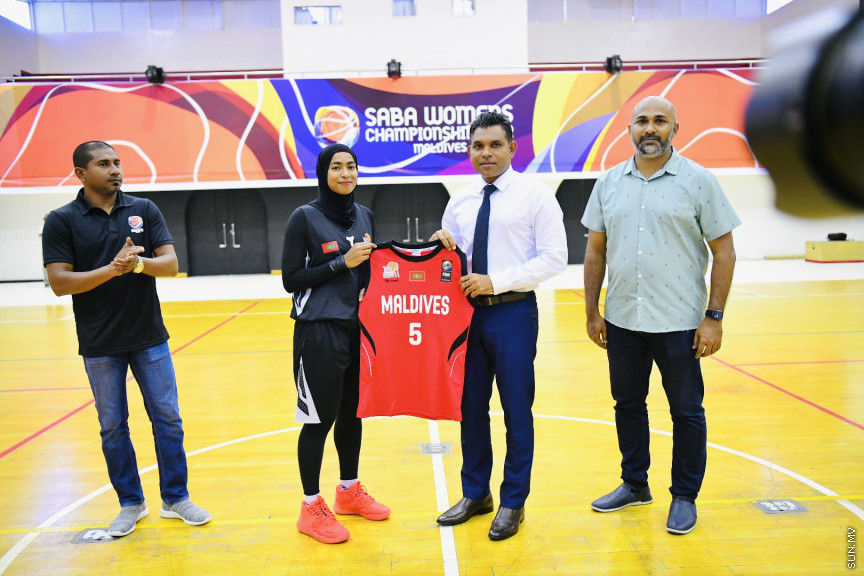 ސާބާ ވިމެންސް ޗެމްޕިއަންޝިޕް 2022 އަށް ތައްޔާރުވަމުންދާ ދިވެހި ގައުމީ ޓީމާ ބައްދަލުކުރައްވައި ނައިބު ރައީސް ޖާޒީ ހަވާލުކޮށްދެއްވަނީ --- ސަން ފޮޓޯ/ މުހައްމަދު ނާއިލް ހުސައިން