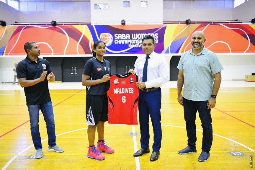 ސާބާ ވިމެންސް ޗެމްޕިއަންޝިޕް 2022 އަށް ތައްޔާރުވަމުންދާ ދިވެހި ގައުމީ ޓީމާ ބައްދަލުކުރައްވައި ނައިބު ރައީސް ޖާޒީ ހަވާލުކޮށްދެއްވަނީ --- ސަން ފޮޓޯ/ މުހައްމަދު ނާއިލް ހުސައިން