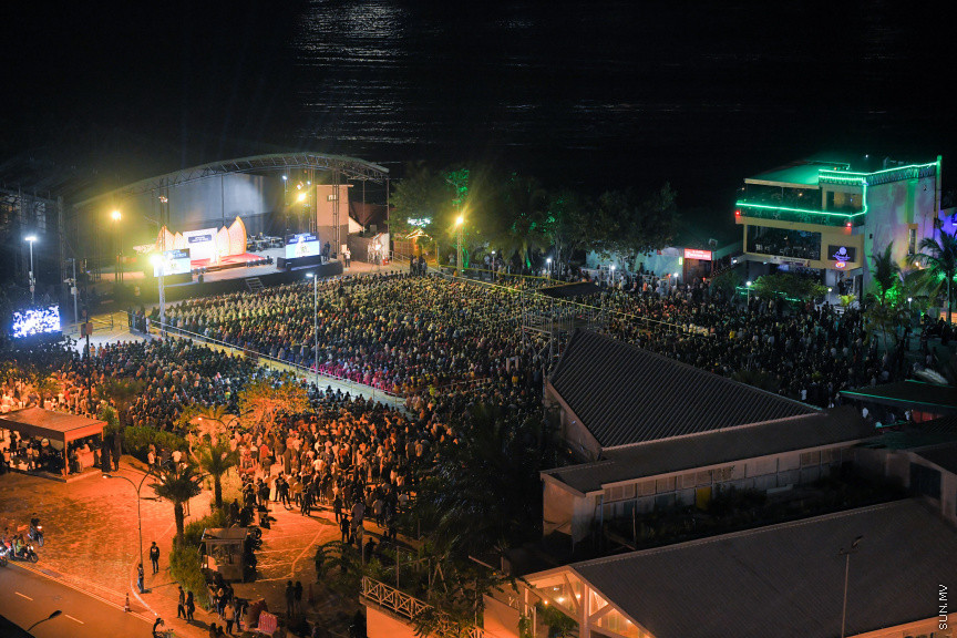 އެންޒައިޓީ އާއި ޑިޕްރެޝަންގެ އިތުރުން ހާސްވުމާ ގުޅޭގޮތުން މަޝްހޫރު ދީނީ އިލްމުވެރިޔާ މުފްތީ މެންކް މިރޭ ކާނިވަލްގައި ދެއްވި ދަރުހުގެ ތެރެއިން: މި ދަރުސް އަޑުއެހުމަށް އެތައް ސަތޭކަ ބަަޔަކު އެއްވި&mdash; ސަން ފޮޓޯ: މުހައްމަދު ހައްޔާން