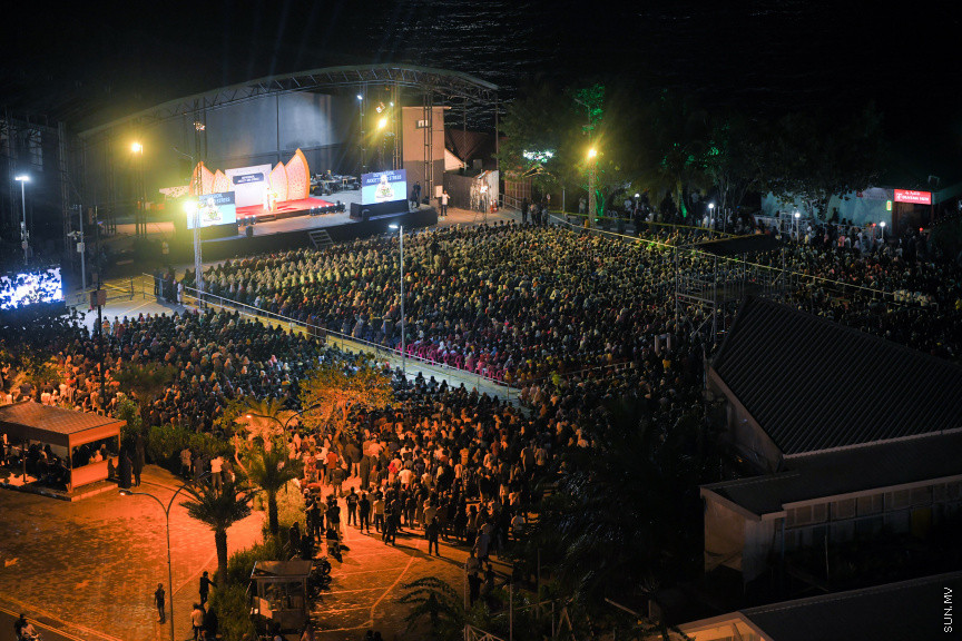 އެންޒައިޓީ އާއި ޑިޕްރެޝަންގެ އިތުރުން ހާސްވުމާ ގުޅޭގޮތުން މަޝްހޫރު ދީނީ އިލްމުވެރިޔާ މުފްތީ މެންކް މިރޭ ކާނިވަލްގައި ދެއްވި ދަރުހުގެ ތެރެއިން: މި ދަރުސް އަޑުއެހުމަށް އެތައް ސަތޭކަ ބަަޔަކު އެއްވި&mdash; ސަން ފޮޓޯ: މުހައްމަދު ހައްޔާން