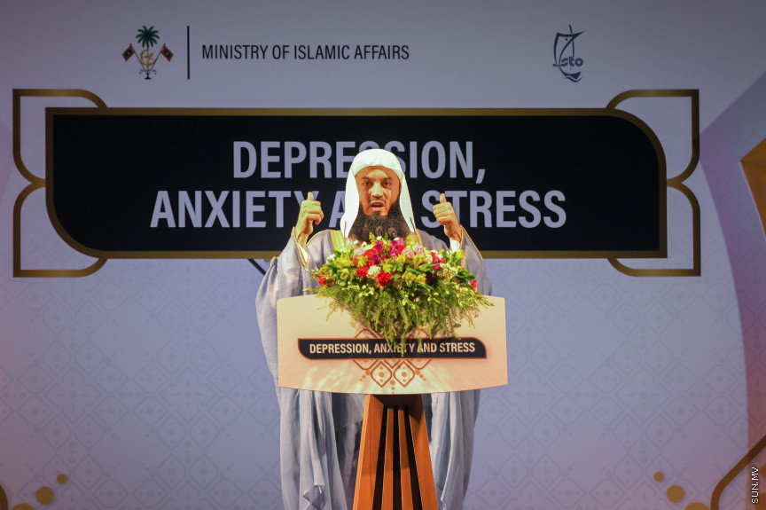 އެންޒައިޓީ އާއި ޑިޕްރެޝަންގެ އިތުރުން ހާސްވުމާ ގުޅޭގޮތުން މަޝްހޫރު ދީނީ އިލްމުވެރިޔާ މުފްތީ މެންކް މިރޭ ކާނިވަލްގައި ދެއްވި ދަރުހުގެ ތެރެއިން: މި ދަރުސް އަޑުއެހުމަށް އެތައް ސަތޭކަ ބަަޔަކު އެއްވި&mdash; ސަން ފޮޓޯ: މުހައްމަދު ހައްޔާން