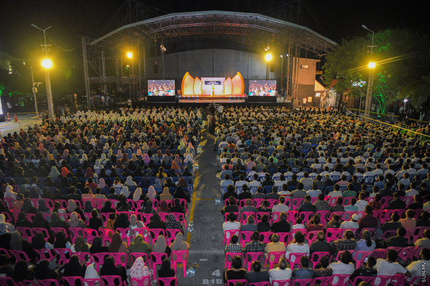 އެންޒައިޓީ އާއި ޑިޕްރެޝަންގެ އިތުރުން ހާސްވުމާ ގުޅޭގޮތުން މަޝްހޫރު ދީނީ އިލްމުވެރިޔާ މުފްތީ މެންކް މިރޭ ކާނިވަލްގައި ދެއްވި ދަރުހުގެ ތެރެއިން: މި ދަރުސް އަޑުއެހުމަށް އެތައް ސަތޭކަ ބަަޔަކު އެއްވި&mdash; ސަން ފޮޓޯ: މުހައްމަދު ހައްޔާން