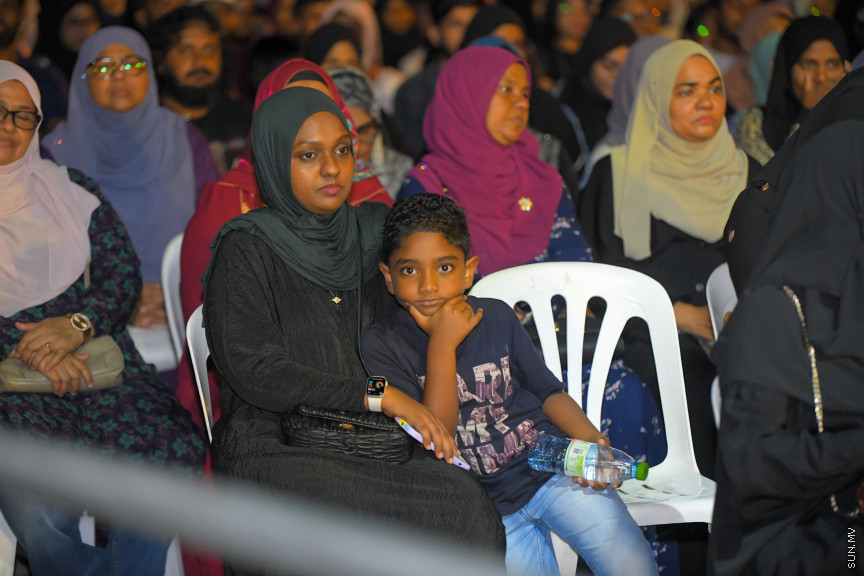 އެންޒައިޓީ އާއި ޑިޕްރެޝަންގެ އިތުރުން ހާސްވުމާ ގުޅޭގޮތުން މަޝްހޫރު ދީނީ އިލްމުވެރިޔާ މުފްތީ މެންކް މިރޭ ކާނިވަލްގައި ދެއްވި ދަރުހުގެ ތެރެއިން: މި ދަރުސް އަޑުއެހުމަށް އެތައް ސަތޭކަ ބަަޔަކު އެއްވި&mdash; ސަން ފޮޓޯ: މުހައްމަދު ހައްޔާން