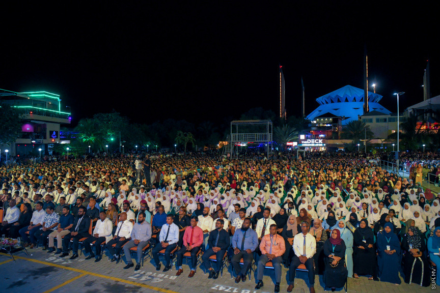 އެންޒައިޓީ އާއި ޑިޕްރެޝަންގެ އިތުރުން ހާސްވުމާ ގުޅޭގޮތުން މަޝްހޫރު ދީނީ އިލްމުވެރިޔާ މުފްތީ މެންކް މިރޭ ކާނިވަލްގައި ދެއްވި ދަރުހުގެ ތެރެއިން: މި ދަރުސް އަޑުއެހުމަށް އެތައް ސަތޭކަ ބަަޔަކު އެއްވި&mdash; ސަން ފޮޓޯ: މުހައްމަދު ހައްޔާން