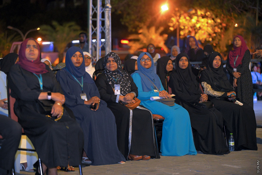 އެންޒައިޓީ އާއި ޑިޕްރެޝަންގެ އިތުރުން ހާސްވުމާ ގުޅޭގޮތުން މަޝްހޫރު ދީނީ އިލްމުވެރިޔާ މުފްތީ މެންކް މިރޭ ކާނިވަލްގައި ދެއްވި ދަރުހުގެ ތެރެއިން: މި ދަރުސް އަޑުއެހުމަށް އެތައް ސަތޭކަ ބަަޔަކު އެއްވި&mdash; ސަން ފޮޓޯ: މުހައްމަދު ހައްޔާން