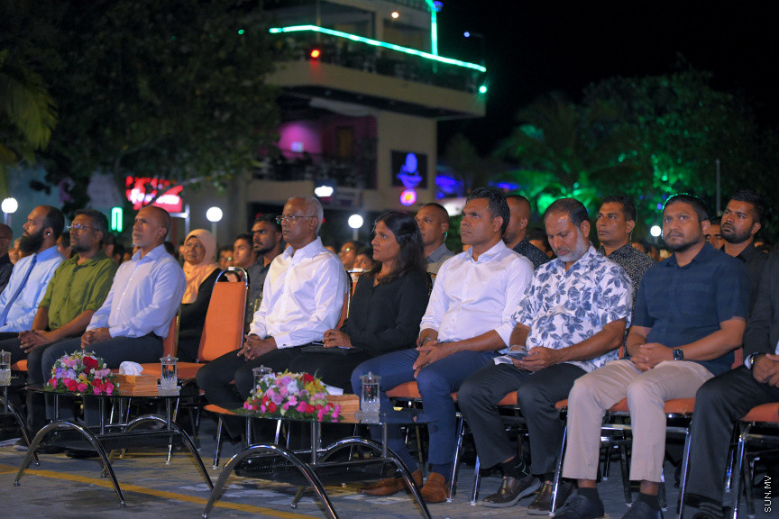 އެންޒައިޓީ އާއި ޑިޕްރެޝަންގެ އިތުރުން ހާސްވުމާ ގުޅޭގޮތުން މަޝްހޫރު ދީނީ އިލްމުވެރިޔާ މުފްތީ މެންކް މިރޭ ކާނިވަލްގައި ދެއްވި ދަރުހުގެ ތެރެއިން: މި ދަރުސް އަޑުއެހުމަށް އެތައް ސަތޭކަ ބަަޔަކު އެއްވި&mdash; ސަން ފޮޓޯ: މުހައްމަދު ހައްޔާން