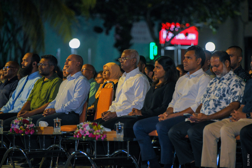 އެންޒައިޓީ އާއި ޑިޕްރެޝަންގެ އިތުރުން ހާސްވުމާ ގުޅޭގޮތުން މަޝްހޫރު ދީނީ އިލްމުވެރިޔާ މުފްތީ މެންކް މިރޭ ކާނިވަލްގައި ދެއްވި ދަރުހުގެ ތެރެއިން: މި ދަރުސް އަޑުއެހުމަށް އެތައްސ ސަތޭކަ ބަަޔަކު އެއްވި&mdash; ސަން ފޮޓޯ: މުހައްމަދު ހައްޔާން