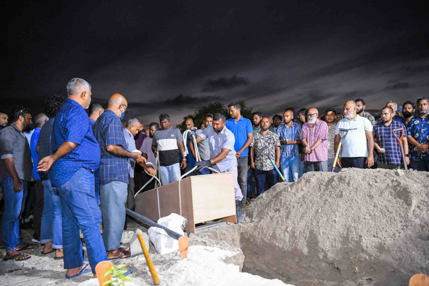 ފުލުހުންގެ ބެލުމުގެ ދަށުގައި ހުއްޓައި މަރުވި އަބްދުﷲ ރަޝީދުގެ ޖަނާޒާގެ ތެރެއިން --- ސަން ފޮޓޯ/ އިބްރާހީމް ޝަމްވީލް