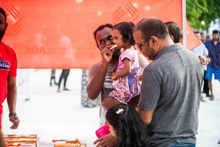 އާޓިފިޝަލް ބީޗްގައި ބޭއްވި އޭޑިކޭ ޖެނެރަލް ޓްރޭޑިން އިން ރާއްޖެއަށް އެތެރެކޮށް ވިއްކަމުންދާ "ލިޓިލް ލަޔަން" ބްރޭންޑުގެ ބިސްކޯދުގެ ރަހަ ބަލާލުމުގެ އިވެންޓުގެ ތެރެއިން --- ސަން ފޮޓޯ/ އިބްރާހީމް ޝަމްވީލް