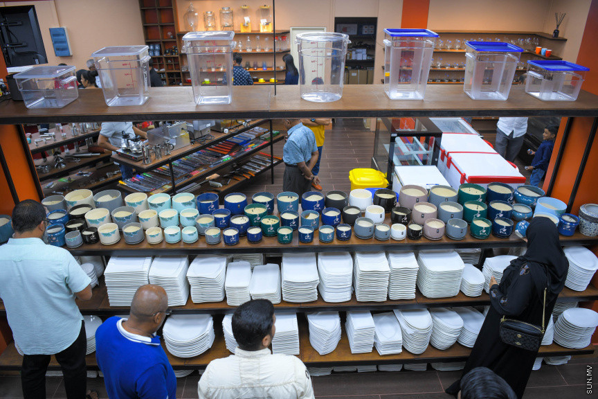 ރެޑް ސްޓާގެ އާ ފިހާރަ ހުޅުވުން -- ސަން ފޮޓޯ/ މުހައްމަދު ހައްޔާްން