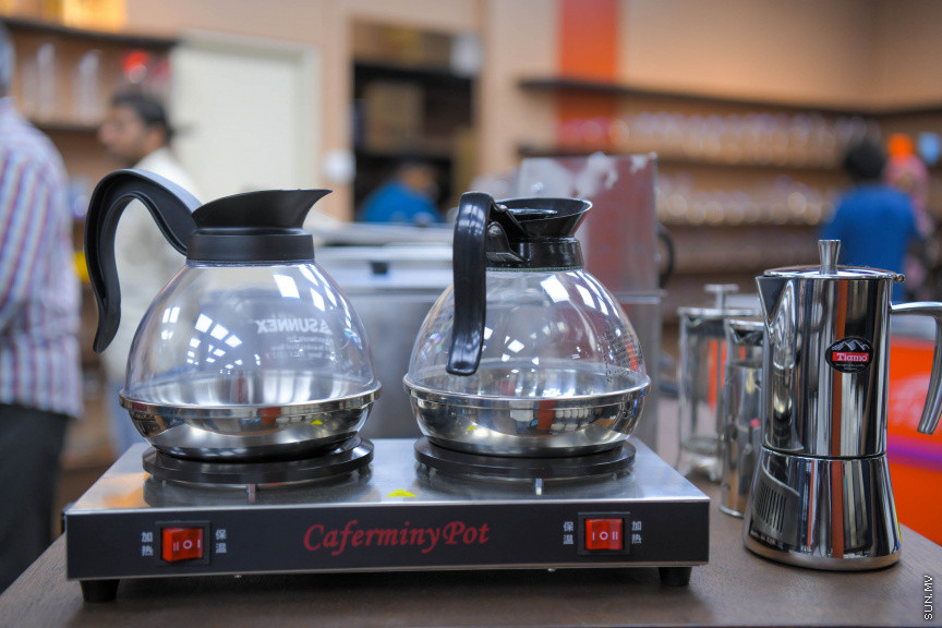 ރެޑް ސްޓާގެ އާ ފިހާރަ ހުޅުވުން -- ސަން ފޮޓޯ/ މުހައްމަދު ހައްޔާްން